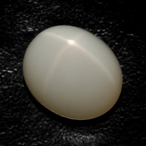 16.36カラットの天然クリームスタームーンストーン（15.2×12.7 mm・透明）