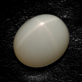 16.36カラットの天然クリームスタームーンストーン（15.2×12.7 mm・透明）