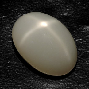 17.76カラットの天然クリームスタームーンストーン（18×12.3 mm・透明）
