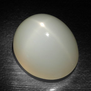 22.97カラットの天然クリームスタームーンストーン（17.8×15.2 mm・オーバルカット）
