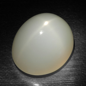 22.97カラットの天然クリームスタームーンストーン（17.8×15.2 mm・オーバルカット）