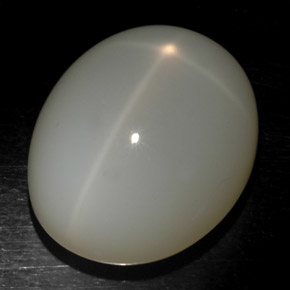 21.71カラットの天然ミルキーホワイトスタームーンストーン（19.1×15.3 mm・オーバルカット）