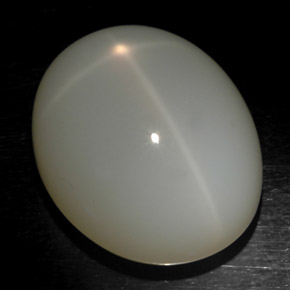 21.71カラットの天然ミルキーホワイトスタームーンストーン（19.1×15.3 mm・オーバルカット）