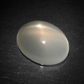 5.98カラットの天然クリームスタームーンストーン（14.3×11.1 mm・透明）