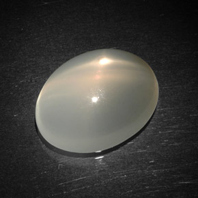 5.98カラットの天然クリームスタームーンストーン（14.3×11.1 mm・透明）