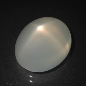 6.90カラットの天然クリームスタームーンストーン（12.5×10.4 mm・透明）