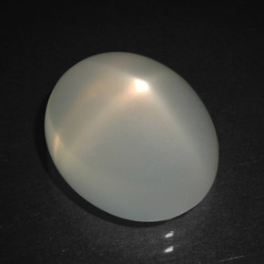6.90カラットの天然クリームスタームーンストーン（12.5×10.4 mm・透明）