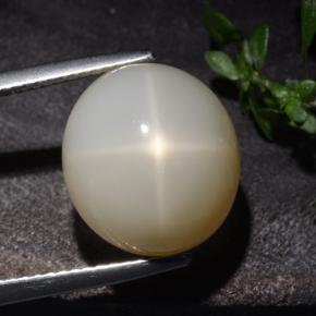 10.60カラットの天然クリームスタームーンストーン（13.9×12.5 mm・オーバルカット）