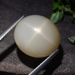 10.60カラットの天然クリームスタームーンストーン（13.9×12.5 mm・オーバルカット）