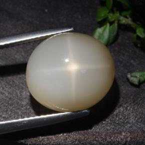 10.60カラットの天然クリームスタームーンストーン（13.9×12.5 mm・オーバルカット）