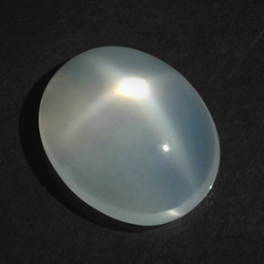 8.36カラットの天然ホワイトスタームーンストーン（16.3×13.2 mm・オーバルカット）