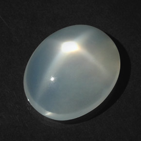 8.36カラットの天然ホワイトスタームーンストーン（16.3×13.2 mm・オーバルカット）