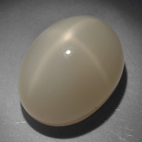 22.59カラットの天然クリームスタームーンストーン（17.8×13.8 mm・オーバルカット）