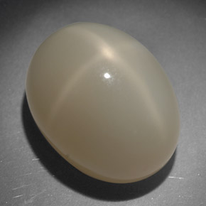22.59カラットの天然クリームスタームーンストーン（17.8×13.8 mm・オーバルカット）