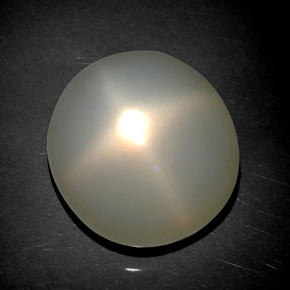19.72カラットの天然クリームスタームーンストーン（16.2×15.3 mm・オーバルカット）