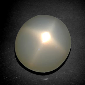 19.72カラットの天然クリームスタームーンストーン（16.2×15.3 mm・オーバルカット）