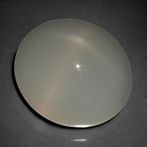20.62カラットの天然クリームスタームーンストーン（17.2×15.1 mm・透明）