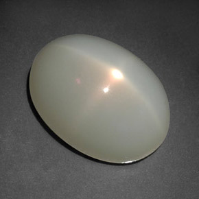 12.41カラットの天然ミルキーホワイトスタームーンストーン（16.1×11.6 mm・透明）