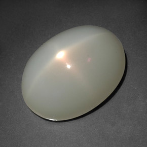 12.41カラットの天然ミルキーホワイトスタームーンストーン（16.1×11.6 mm・透明）