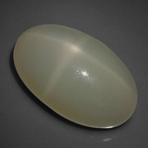 23.22カラットの天然クリームスタームーンストーン（21.7×13.3 mm・透明）