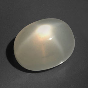 16.60カラットの天然クリームスタームーンストーン（15.7×11.8 mm・透明）
