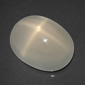 3.75カラットの天然クリームスタームーンストーン（11.5×8.7 mm・透明）