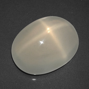 3.75カラットの天然クリームスタームーンストーン（11.5×8.7 mm・透明）