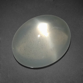 11.92カラットの天然ミルキーホワイトスタームーンストーン（15.7×12.5 mm・透明）