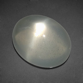 11.92カラットの天然ミルキーホワイトスタームーンストーン（15.7×12.5 mm・透明）