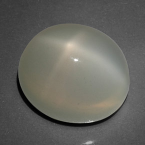 16.14カラットの天然ミルキーホワイトスタームーンストーン（14.8×12.7 mm・透明）