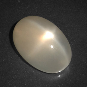 5.54カラットの天然ライトオレンジスタームーンストーン（13.2×9.1 mm・透明）