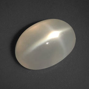 3.39カラットの天然オレンジクリームスタームーンストーン（11.6×8.4 mm・透明）