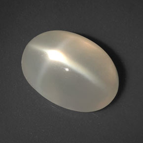 3.39カラットの天然オレンジクリームスタームーンストーン（11.6×8.4 mm・透明）