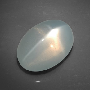 24.20カラットの天然クリームスタームーンストーン（19.7×13.5 mm・透明）
