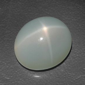 13.88カラットの天然クリームスタームーンストーン（16×13.7 mm・透明）