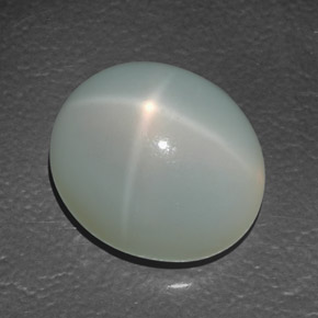 13.88カラットの天然クリームスタームーンストーン（16×13.7 mm・透明）