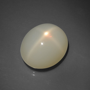 16.96カラットの天然ミルキーホワイトスタームーンストーン（18.4×15.5 mm・オーバルカット）