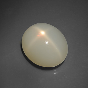 16.96カラットの天然ミルキーホワイトスタームーンストーン（18.4×15.5 mm・オーバルカット）