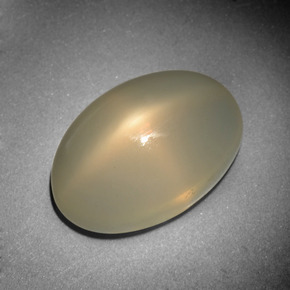 10.15カラットの天然クリームスタームーンストーン（16.4×11.1 mm・オーバルカット）