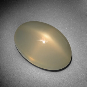 10.15カラットの天然クリームスタームーンストーン（16.4×11.1 mm・オーバルカット）