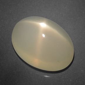 15.60カラットの天然クリームスタームーンストーン（18.1×13.3 mm・オーバルカット）