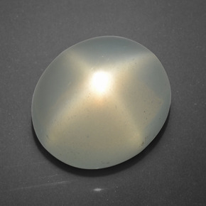 16.52カラットの天然クリームスタームーンストーン（16.1×14.1 mm・オーバルカット）