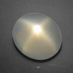 16.52カラットの天然クリームスタームーンストーン（16.1×14.1 mm・オーバルカット）