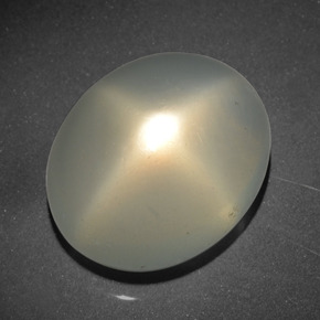 21.08カラットの天然クリームスタームーンストーン（18.4×15.2 mm・オーバルカット）