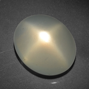 21.08カラットの天然クリームスタームーンストーン（18.4×15.2 mm・オーバルカット）