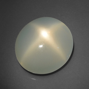 15.85カラットの天然クリームスタームーンストーン（17×15.3 mm・オーバルカット）