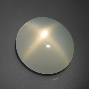 15.85カラットの天然クリームスタームーンストーン（17×15.3 mm・オーバルカット）