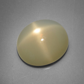 8.67カラットの天然クリームスタームーンストーン（14.3×12.7 mm・オーバルカット）
