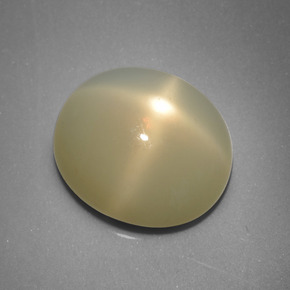 8.67カラットの天然クリームスタームーンストーン（14.3×12.7 mm・オーバルカット）