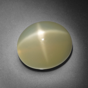 13.24カラットの天然クリームスタームーンストーン（14.9×12.7 mm・オーバルカット）